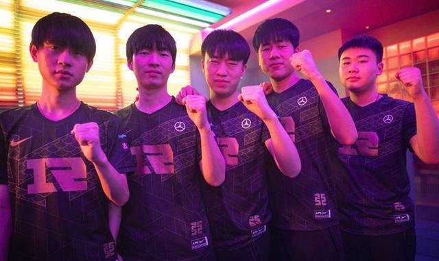 依旧保持着 依旧保持着